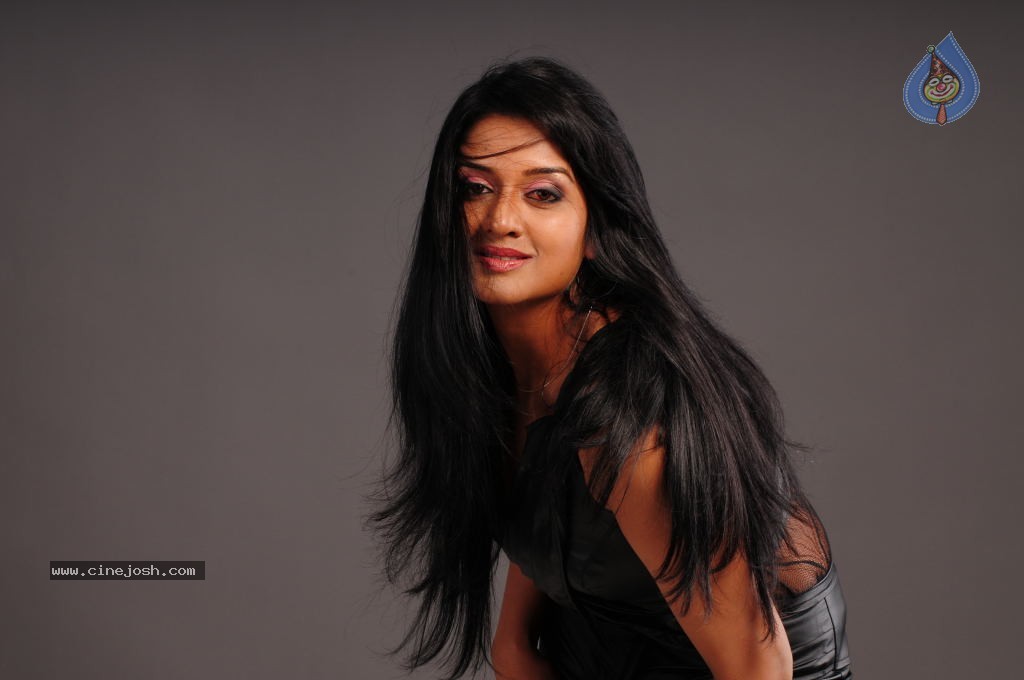 Vimala Raman Gallery - 55 / 126 photos