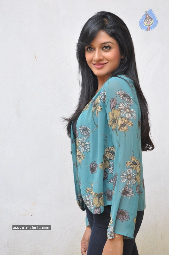 Vimala Raman Gallery Photo 25 Of 47 