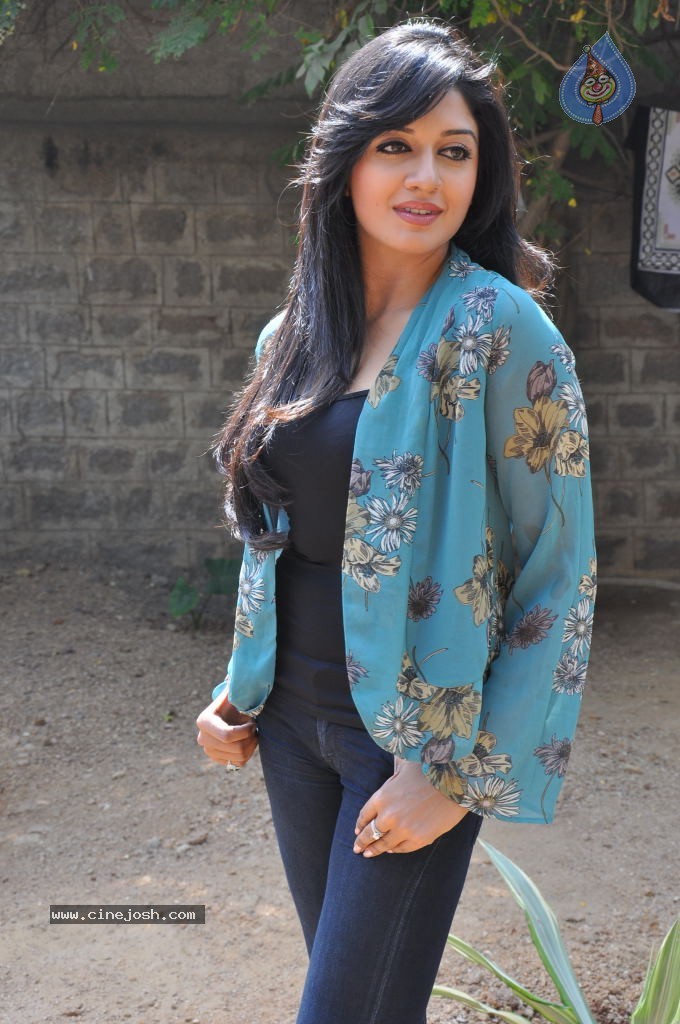 Vimala Raman Gallery - 26 / 47 photos