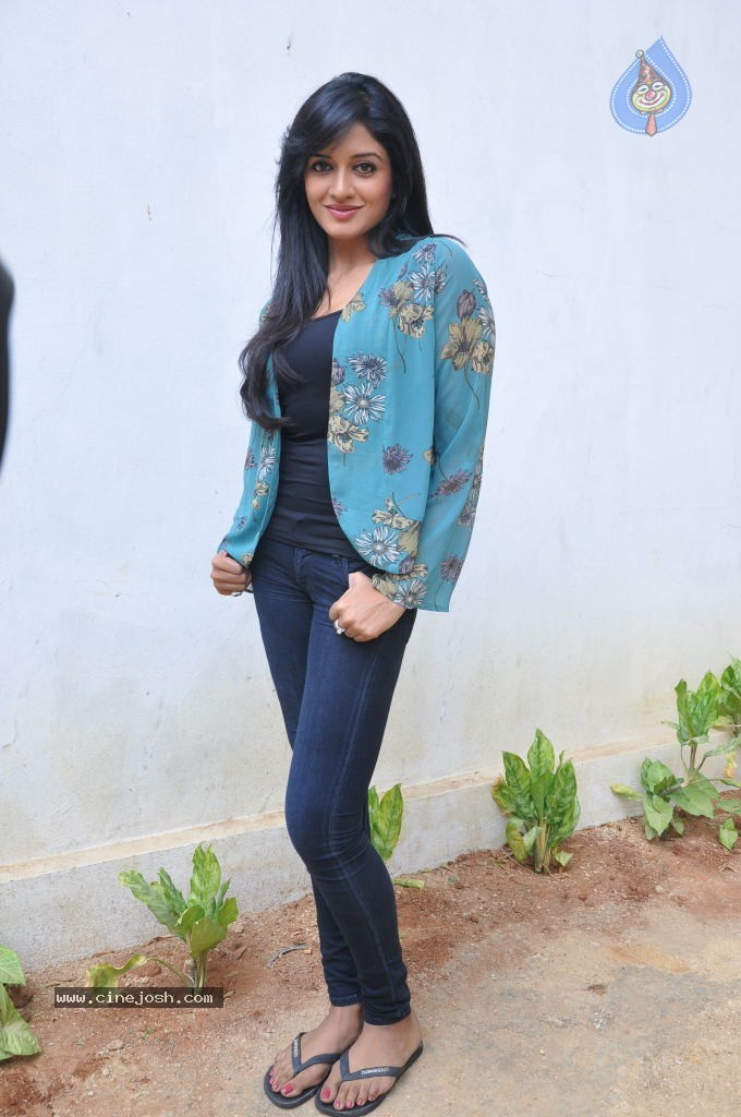 Vimala Raman Gallery - 45 / 47 photos