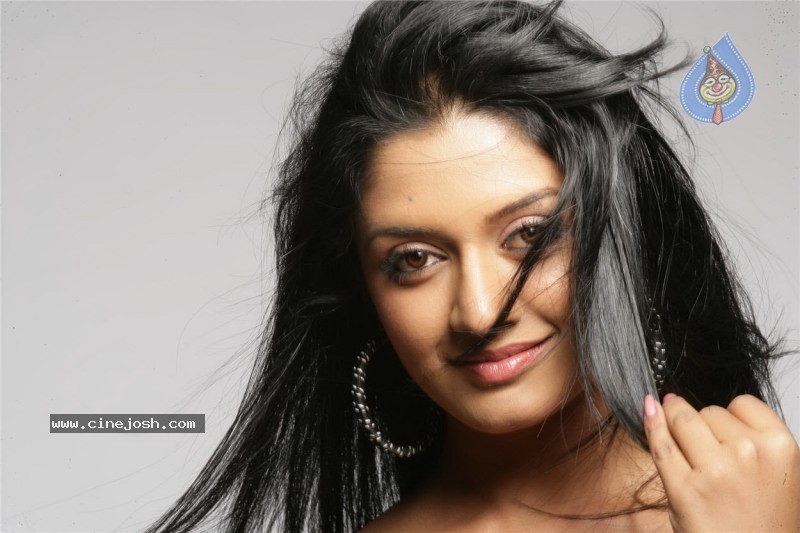 Vimala Raman New Pics - 15 / 28 photos