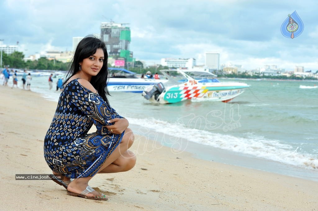 Vimala Raman Stills - 41 / 61 photos