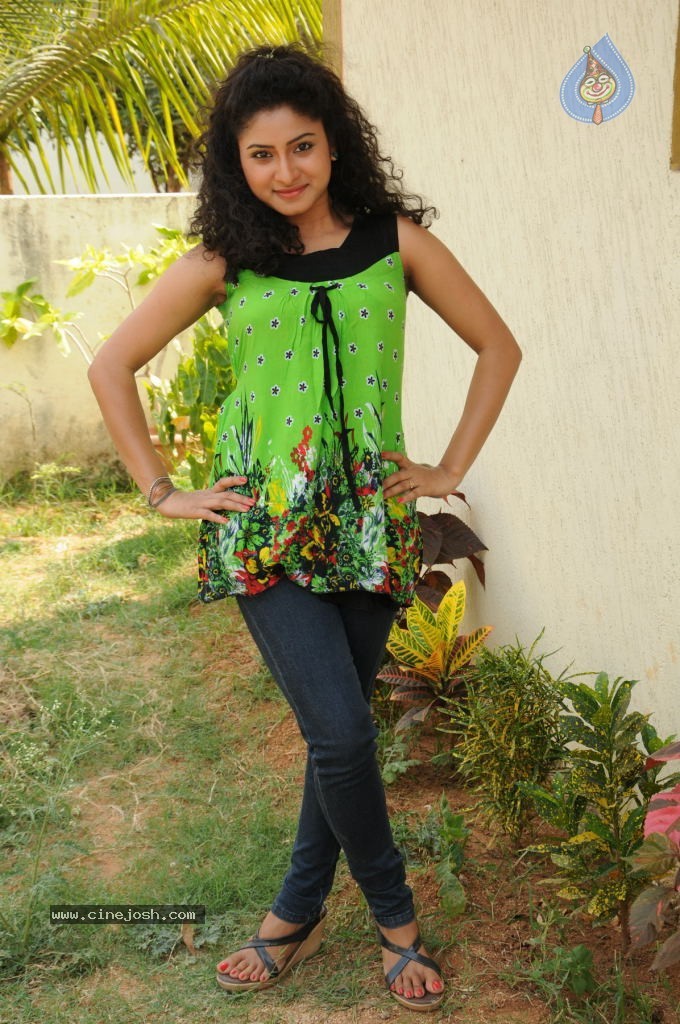 Vishnu Priya Pics - 36 / 48 photos