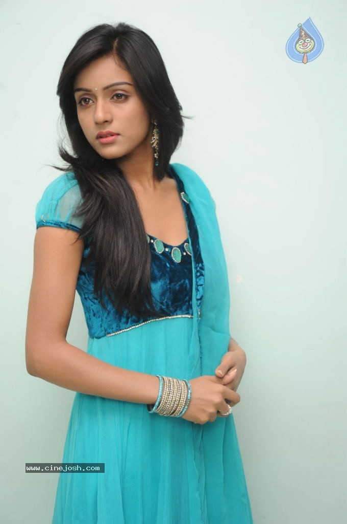 Vithika Gallery - 4 / 42 photos