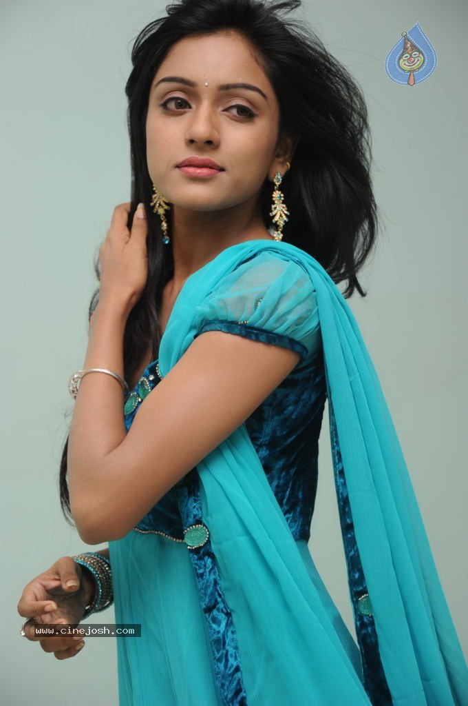 Vithika Gallery - 6 / 42 photos