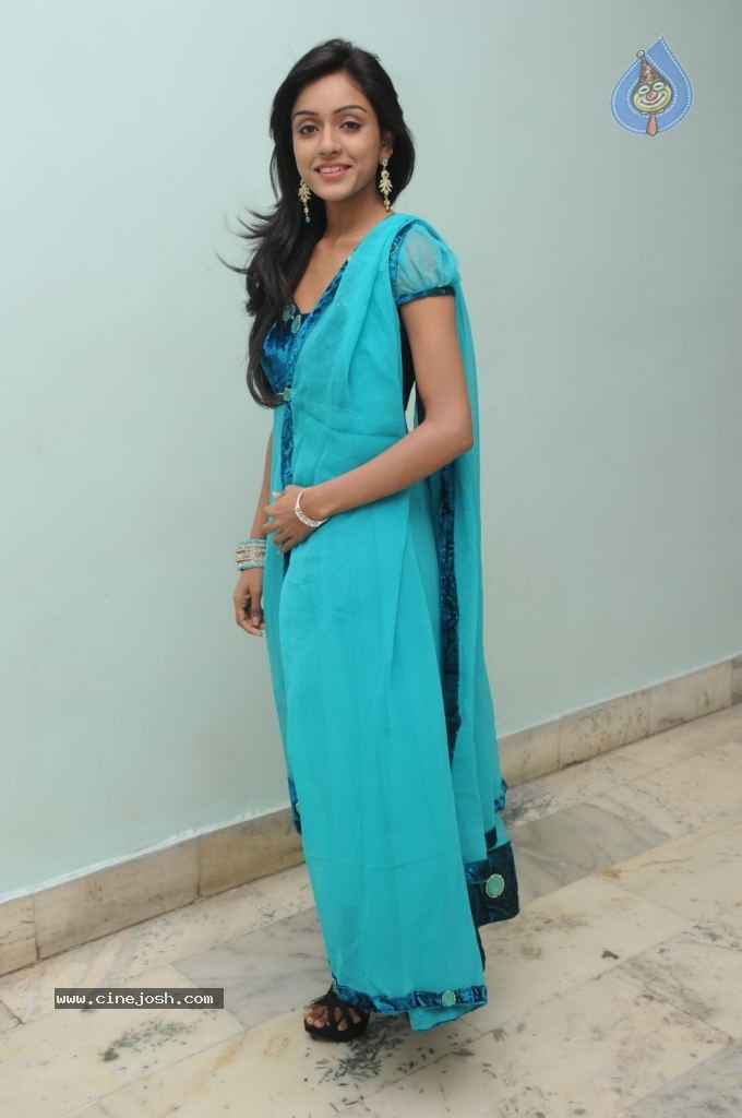 Vithika Gallery - 12 / 42 photos