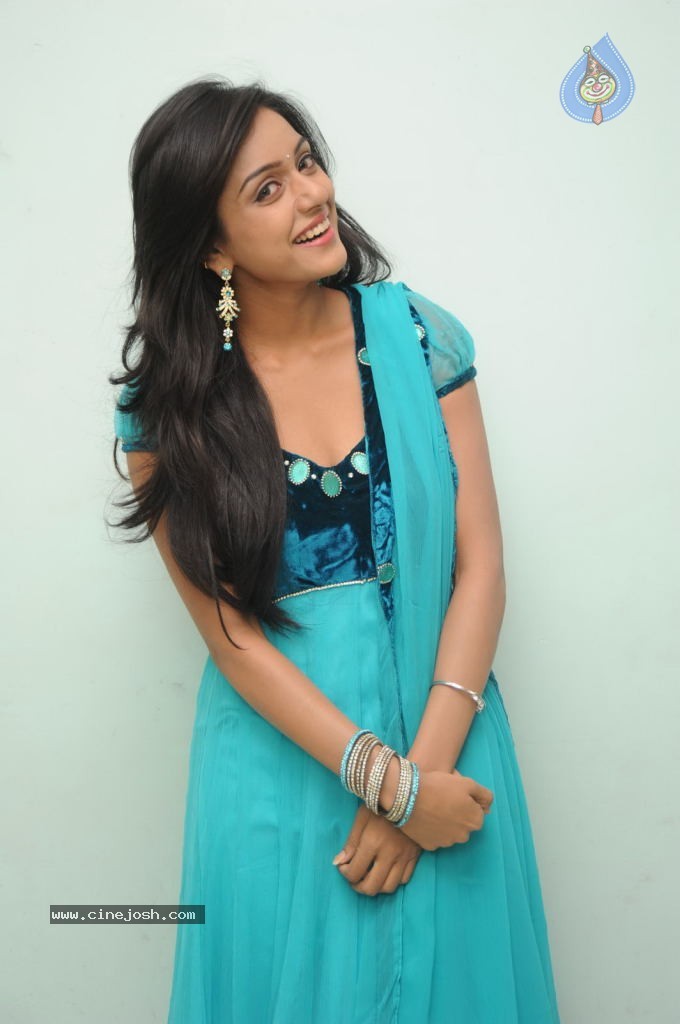 Vithika Gallery - 20 / 42 photos