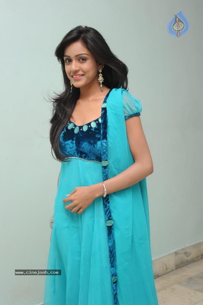 Vithika Gallery - 26 / 42 photos