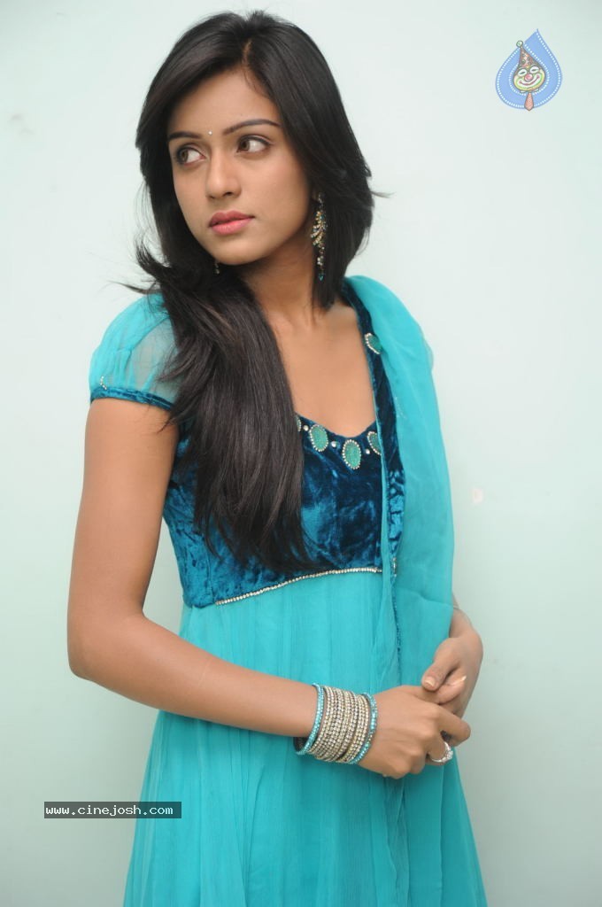 Vithika Gallery - 30 / 42 photos