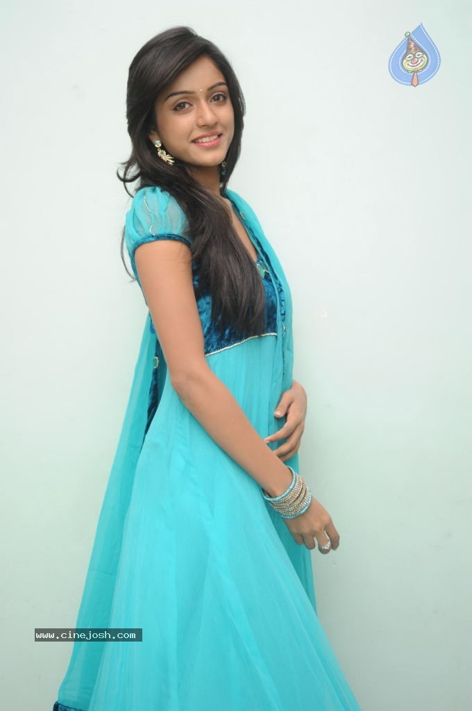 Vithika Gallery - 35 / 42 photos