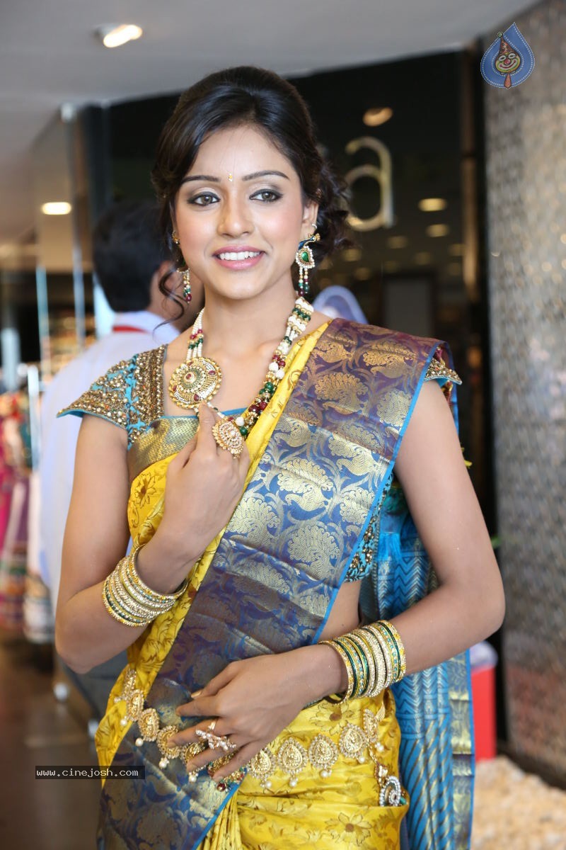 Vithika New Photos - 22 / 80 photos