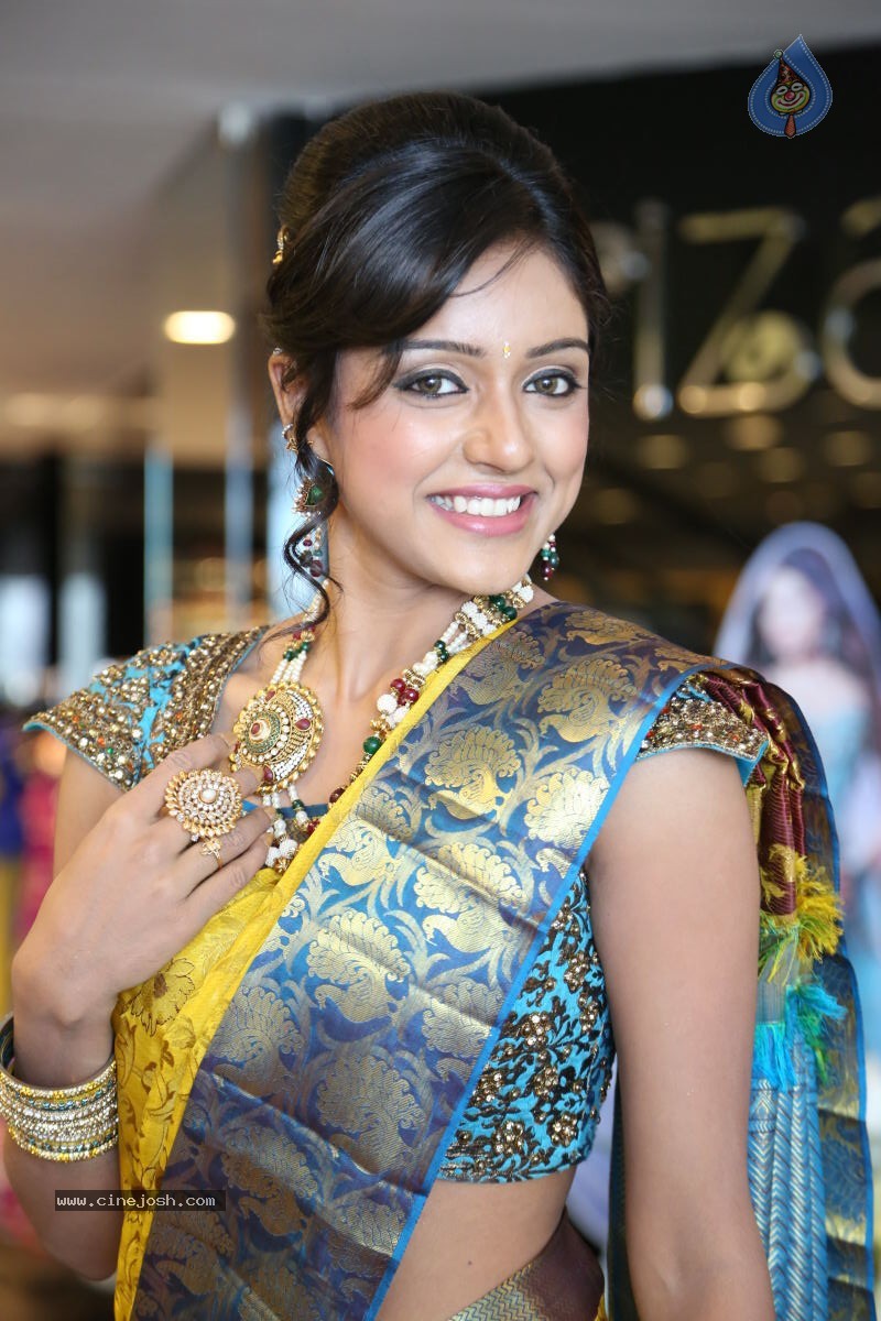 Vithika New Photos - 32 / 80 photos