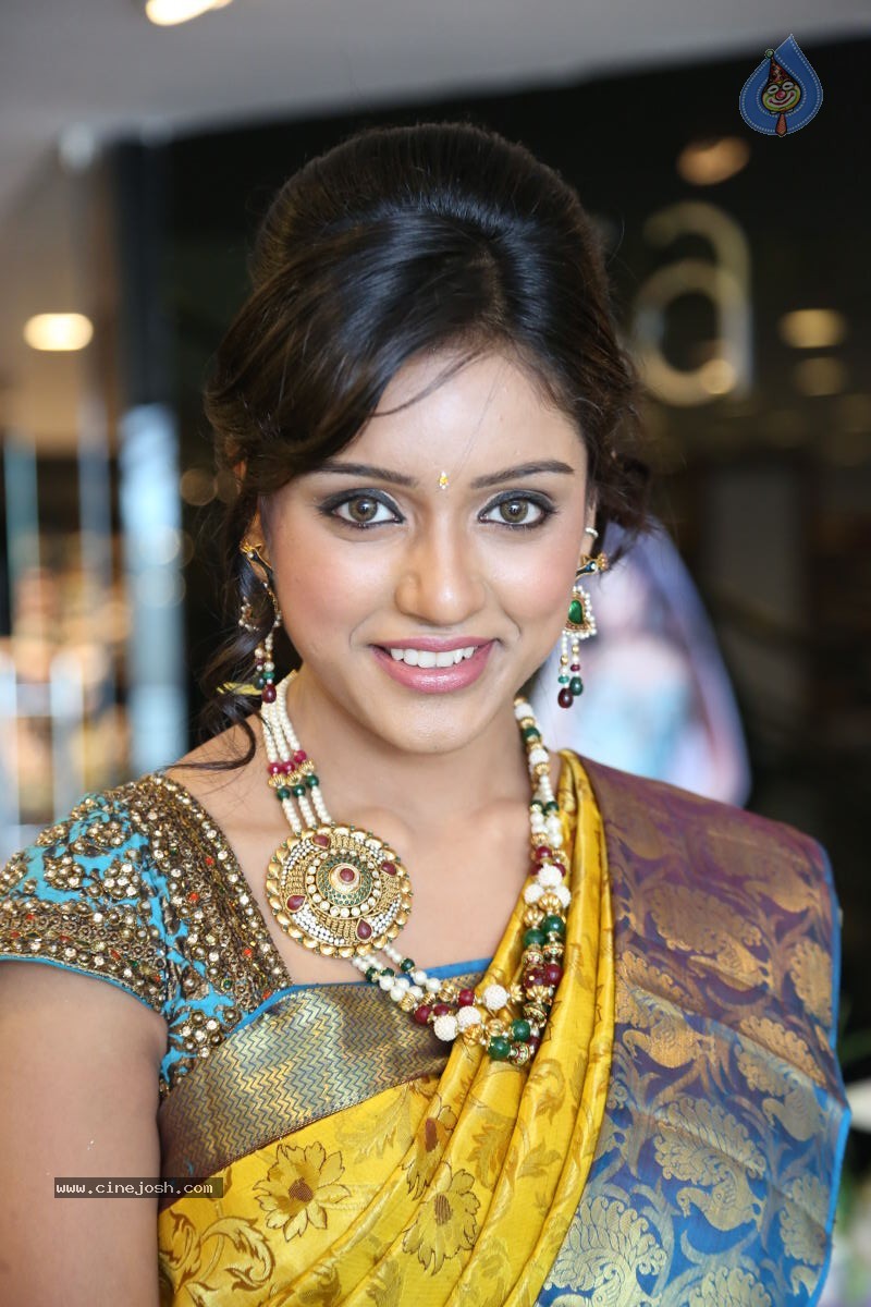 Vithika New Photos - 37 / 80 photos