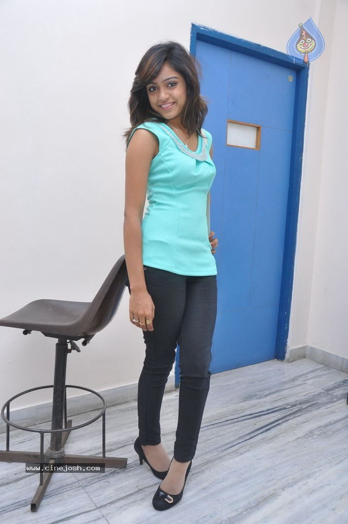 Vithika Sheru Gallery - 29 / 56 photos