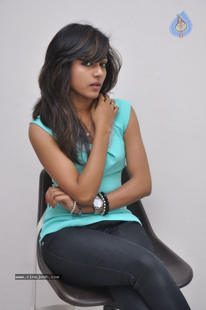 Vithika Sheru Gallery - 38 / 56 photos