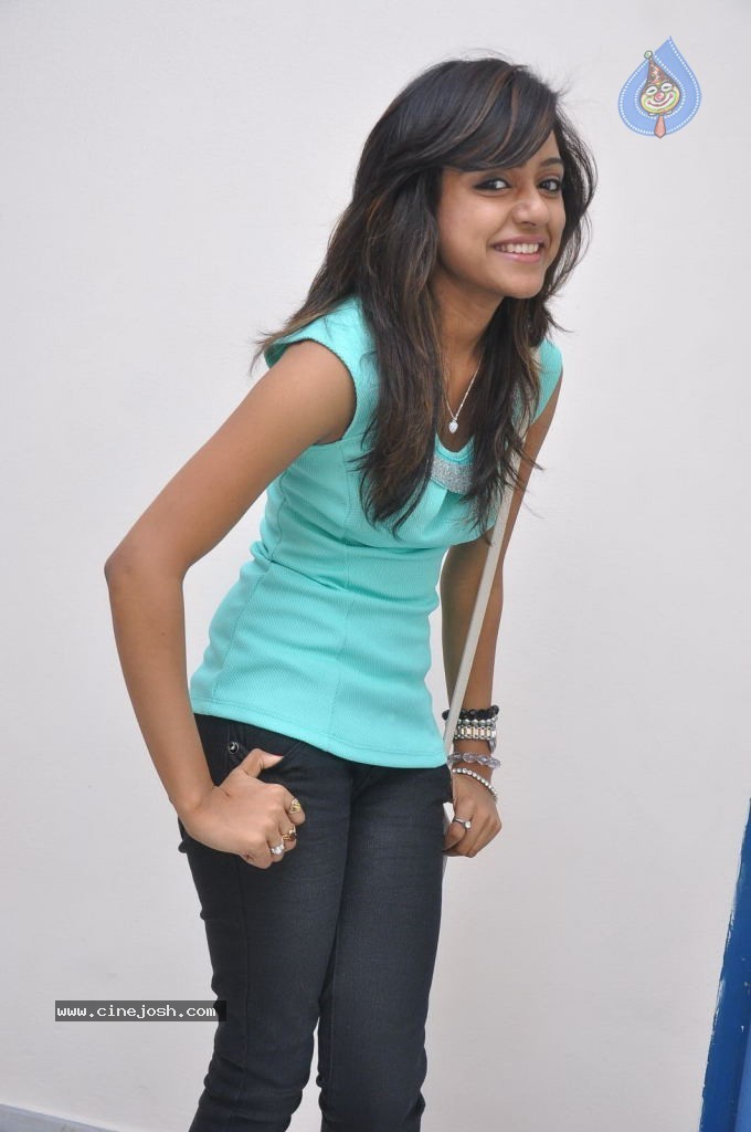 Vithika Sheru Gallery - 41 / 56 photos