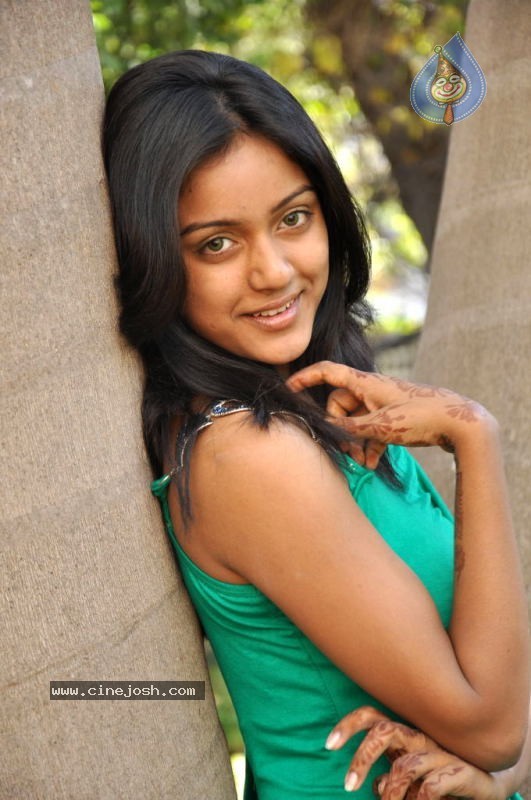 Vithika Stills - 34 / 83 photos