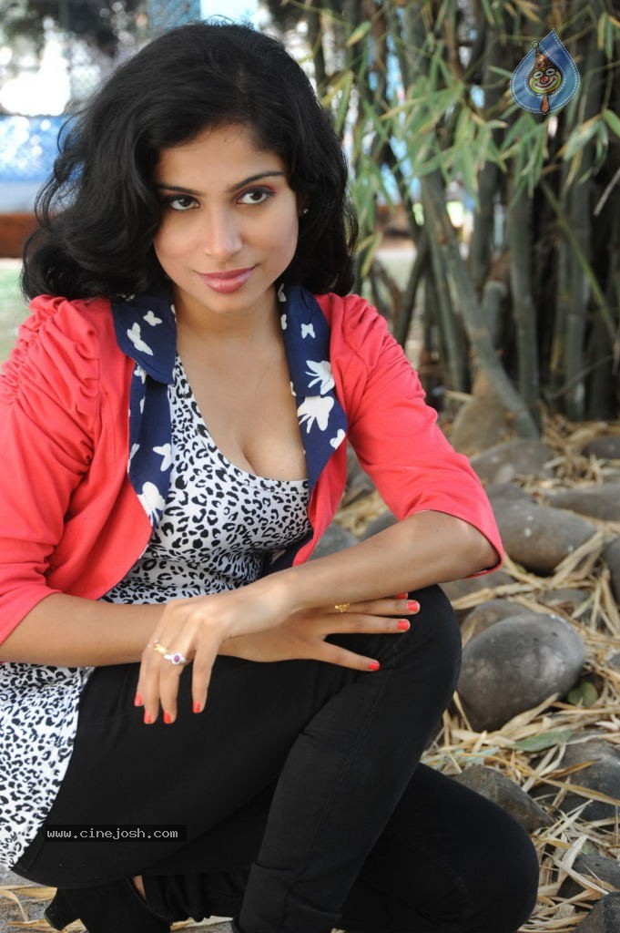 Vrushali Hot Photos - 22 / 67 photos