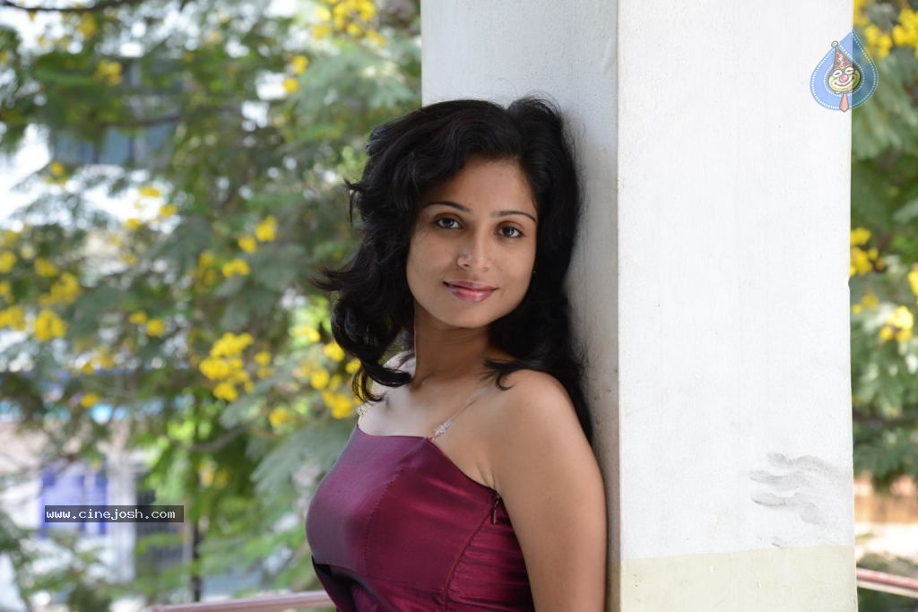 Vrushali New Stills - 113 / 114 photos