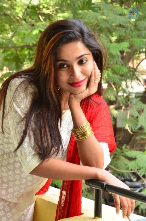 Vrushali New Stills - 6 / 20 photos