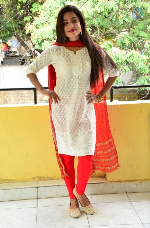 Vrushali New Stills - 8 / 20 photos