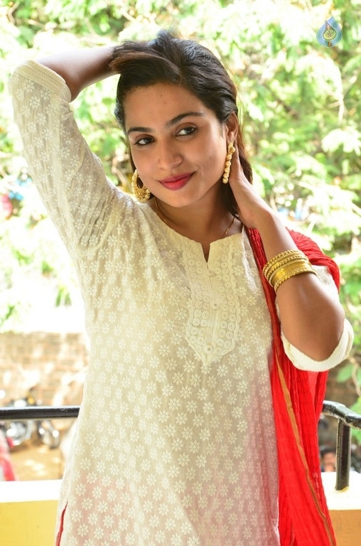 Vrushali New Stills - 9 / 20 photos