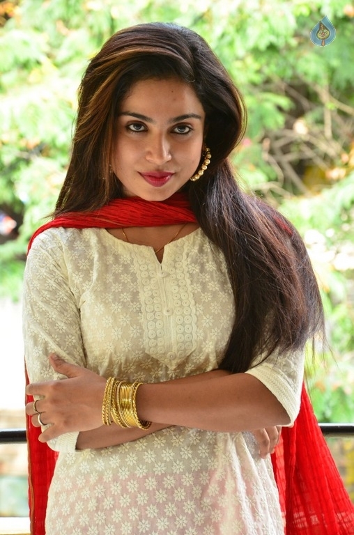 Vrushali New Stills - 19 / 20 photos