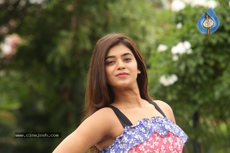 Yamini Bhaskar Stills - 13 / 36 photos