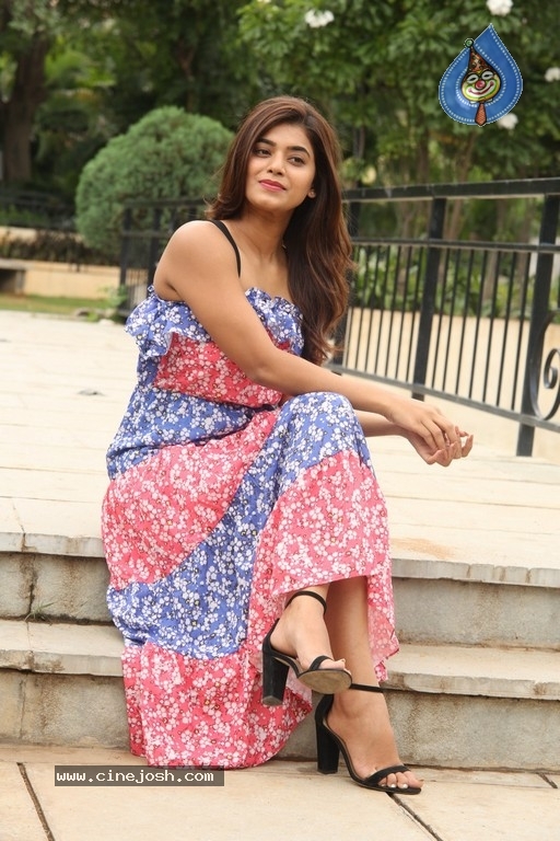 Yamini Bhaskar Stills - 19 / 36 photos