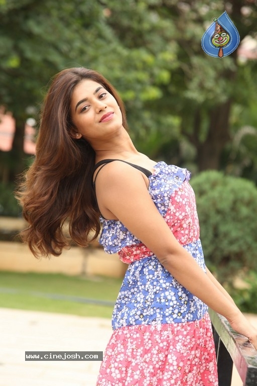 Yamini Bhaskar Stills - 21 / 36 photos