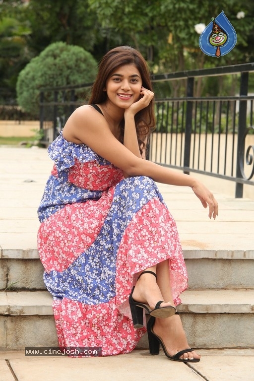 Yamini Bhaskar Stills - 23 / 36 photos