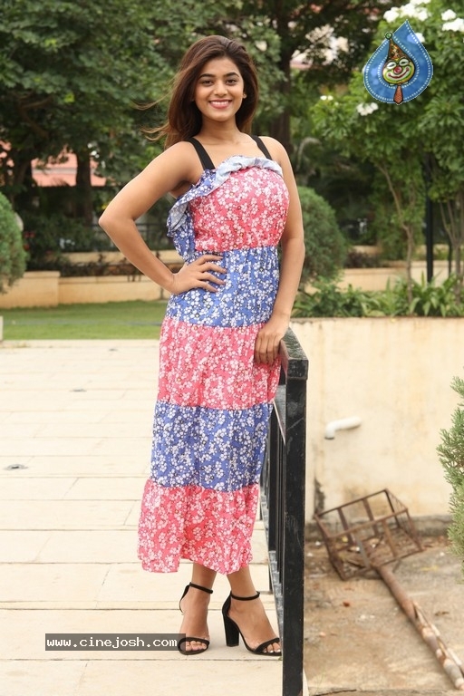 Yamini Bhaskar Stills - 35 / 36 photos