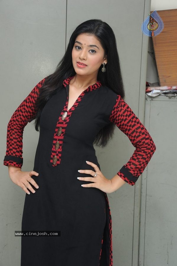 Yamini Bhasker - 13 / 80 photos