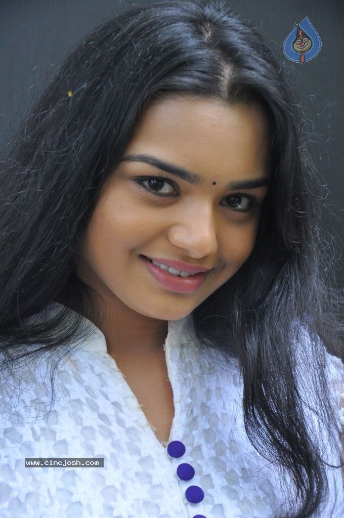 Yamini New Stills - 28 / 50 photos