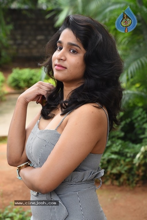 Yamini New Stills - 6 / 15 photos