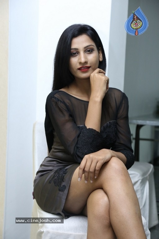 Zaba Anjum Pics - 18 / 19 photos