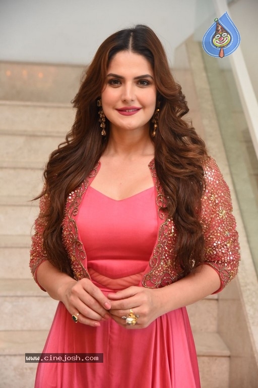 Zareen Khan Photos - 10 / 15 photos