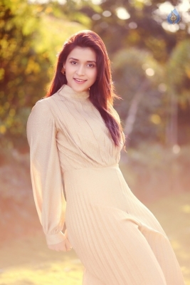 Mannara Chopra New Pics - 1 of 13