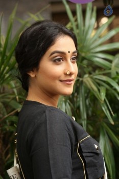 Regina Cassandra New Pics - 10 of 30