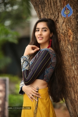 Simrat Kaur Photos - 9 of 21