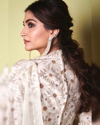 Sonam Kapoor Photos - 9 of 17