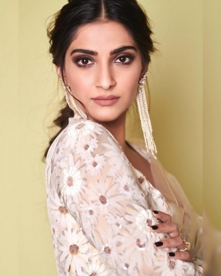 Sonam Kapoor Photos - 14 of 17