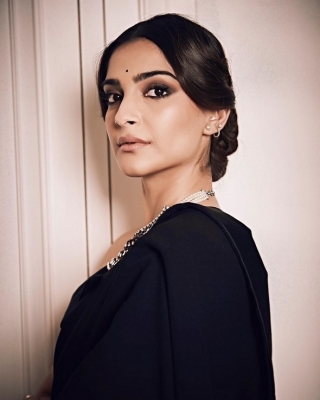 Sonam Kapoor Photos - 16 of 17