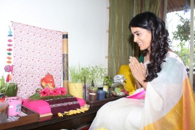 Actress Sonali Kulkarni Ganapathi Pooja Photos