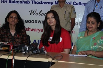 Aishwarya Rai Visites Cooper Hospital