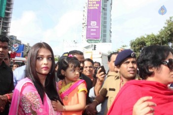 Aishwarya Rai Visits Siddivinayak Temple