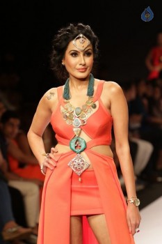 Bollywood Celebrities at IIJW 2015 Show