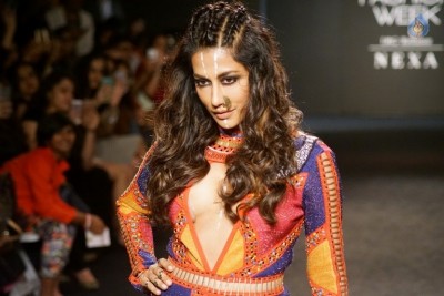 Chitrangada Singh Walks the Ramp at LFW 2017