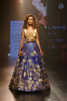 Esha Gupta Walks The Ramp at LFW 2017