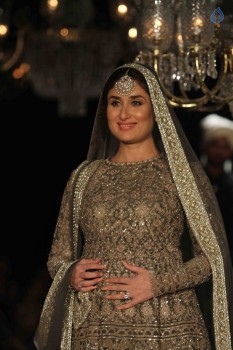 Kareena Kapoor at LFW Winter Festive 2016